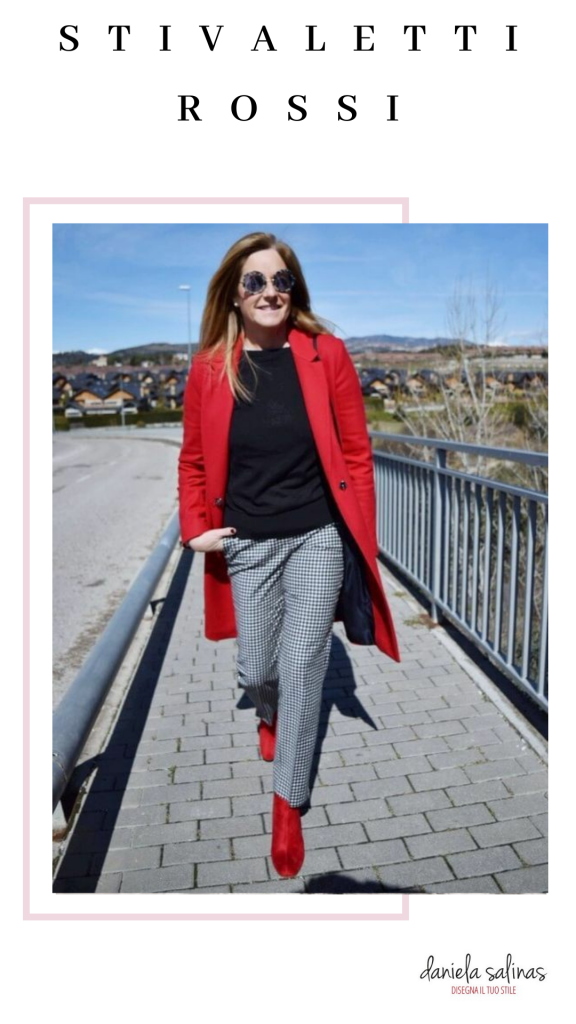 pantaloni grigi e cappotto rosso