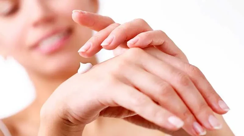 Noi donne allo specchio, autostima mani