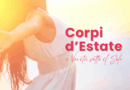 La foto è un inno alla libertà e alla luce estiva 🌞. Mostra una figura femminile dai capelli lunghi, vestita di bianco, con le braccia aperte verso il sole, come in un gesto di accoglienza e abbandono. Sullo sfondo, il mare e la sabbia evocano una dimensione di pace e leggerezza, mentre la luce calda del sole avvolge tutto in un’atmosfera dorata e rasserenante. La frase “Corpi d’Estate e Verità sotto il Sole” suggerisce un invito a vivere agosto con autenticità, lasciando che il calore e la semplicità della stagione aiutino a spogliarsi delle tensioni. È un’immagine che accompagna perfettamente un articolo dedicato al benessere estivo: consigli per rallentare, respirare, ritrovare il contatto con sé stessi e la propria immagine e lo stile.