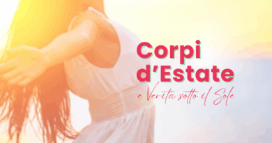La foto è un inno alla libertà e alla luce estiva 🌞. Mostra una figura femminile dai capelli lunghi, vestita di bianco, con le braccia aperte verso il sole, come in un gesto di accoglienza e abbandono. Sullo sfondo, il mare e la sabbia evocano una dimensione di pace e leggerezza, mentre la luce calda del sole avvolge tutto in un’atmosfera dorata e rasserenante. La frase “Corpi d’Estate e Verità sotto il Sole” suggerisce un invito a vivere agosto con autenticità, lasciando che il calore e la semplicità della stagione aiutino a spogliarsi delle tensioni. È un’immagine che accompagna perfettamente un articolo dedicato al benessere estivo: consigli per rallentare, respirare, ritrovare il contatto con sé stessi e la propria immagine e lo stile.