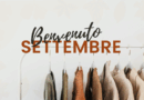 🍂 Benvenuto Settembre: l’immagine ci accoglie con un’atmosfera calda e avvolgente, perfetta per il cambio di stagione. Un elegante rack di abiti autunnali — maglioni morbidi, giacche strutturate e tonalità calde come il cammello, il borgogna e il verde oliva — ci invita a riscoprire il piacere di vestirsi con stile e comfort. Sullo sfondo, un delicato motivo di foglie richiama la bellezza dell’autunno che avanza, mentre la scritta “Benvenuto Settembre” celebra l’inizio di un nuovo capitolo. 👗 Ma questo non è solo un invito a rinnovare il guardaroba. È un’occasione per riflettere su come ci presentiamo al mondo, su come il nostro stile può raccontare chi siamo — e su come settembre può essere il momento perfetto per un piccolo (o grande) reset personale. 👉 Leggi l’articolo completo: non si parla solo di consulenza di immagine, ma anche di consapevolezza, cambiamento e ispirazione. Un viaggio tra stile, emozioni e nuove prospettive per affrontare l’autunno con grinta e autenticità.